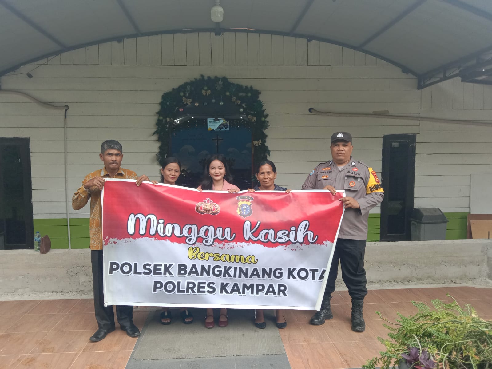 Giat Minggu Kasih, Polsek Bangkinang Kota Hadir Beri Rasa Aman Ibadah Jemaat Gereja Pantekosta
